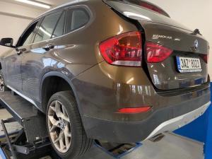 BMW X1 garanční servis, oprava dveří, plnění klimatizace